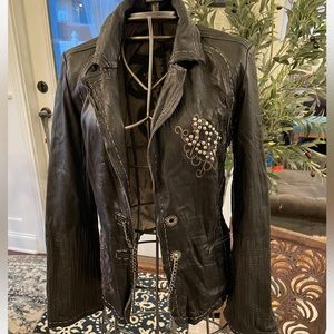 Trendy black supple leather jacket!